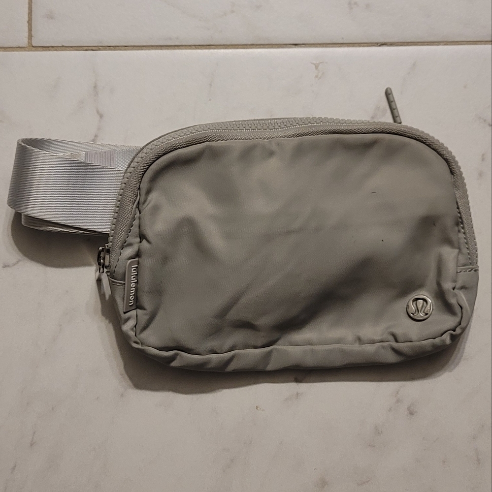 lululemon everywhere belt bag silver drop